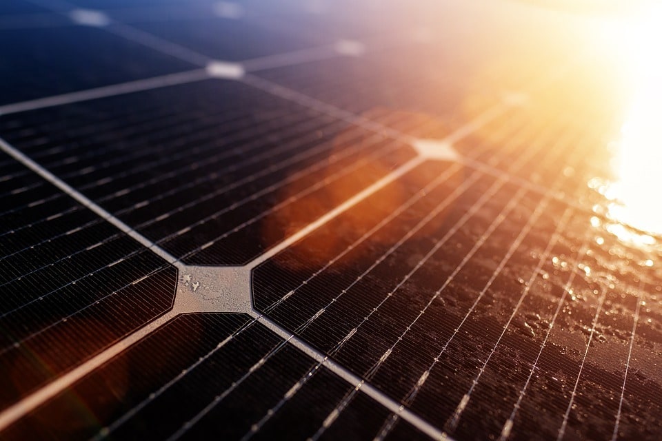 Quelle est la différence entre un panneau solaire et un panneau photovoltaïque ?